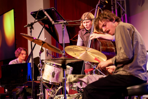 Tabea Kinds Trio mit ihr am Kontrabass, Lucas Leidinger am Klavier und Lucas Ziubulski am Schlagzeug