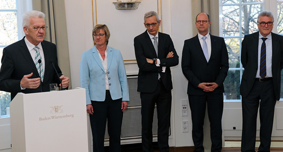 v.l.n.r.: Ministerpräsident Winfried Kretschmann, Finanzministerin Edith Sitzmann, Staatssekretär Martin Jäger, Matthias Grewe, Vorsitzender des Vereins der Richter und Staatsanwälte Baden-Württemberg e.V. und Volker Stich, Vorsitzender des Beamtenbundes Baden-Württemberg