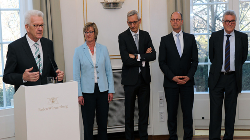 v.l.n.r.: Ministerpräsident Winfried Kretschmann, Finanzministerin Edith Sitzmann, Staatssekretär Martin Jäger, Matthias Grewe, Vorsitzender des Vereins der Richter und Staatsanwälte Baden-Württemberg e.V. und Volker Stich, Vorsitzender des Beamtenbundes Baden-Württemberg