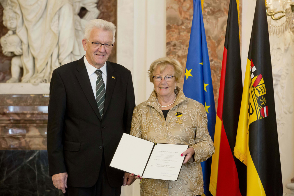Ministerpräsident Winfried Kretschmann (l.) und Eva Schneider-Borgmann (r.)
