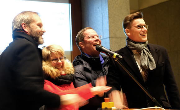 Murgtal-Tanne aus Weisenbach vor der Landesvertretung in Berlin (L-R) Staatssekretär Volker Ratzmann, Gabriele Katzmarek MdB, Bürgermeister Toni Huber und Kai Whittaker MdB bei der Illumination des Weihnachtsbaums vor der Landesvertretung aus der Murgtalgemeinde Weisenbach.