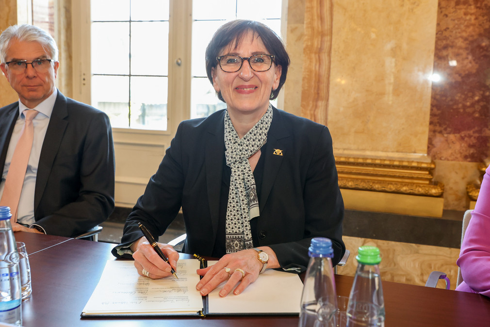 Dr. Ute Leidig, Staatssekretärin im Ministerium für Soziales, Gesundheit und Integration, bei der Unterzeichnung des Bündnisses 