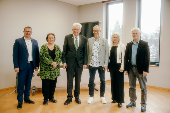 von links nach rechts: Pfullingens Bürgermeister Stefan Wörner, Kultusministerin Theresa Schopper, Ministerpräsident Winfried Kretschmann, Jochen Wandel (Schulleiter der Wilhelm-Hauff-Realschule Pfullingen), Melanie-Kerstin Kreppel (Schulleiterin der Schillerschule Dettingen an der Erms) und Rainer Graef (Schulleiter der Kirbachschule Hohenhaslach)