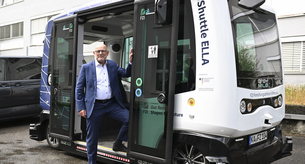 Minister Winfried Hermann mit der AMEISE des Fraunhofer-Instituts