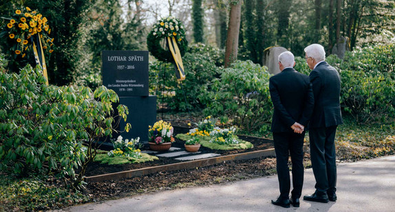 Ministerpräsident Winfried Kretschmann und Innenminister Thomas Strobl am Grab des früheren Ministerpräsidenten Lothar Späth auf dem Waldfriedhof in Stuttgart-Degerloch