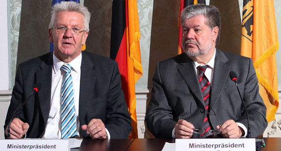 Ministerpräsident Winfried Kretschmann (l.) und Ministerpräsident Kurt Beck (r.) bei der Pressekonferenz