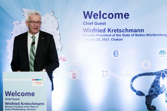 Ministerpräsident Winfried Kretschmann beim Besuch des Bosch-Werkes in Chakan, nördlich von Pune (Bild: © Staatsministerium Baden-Württemberg). 