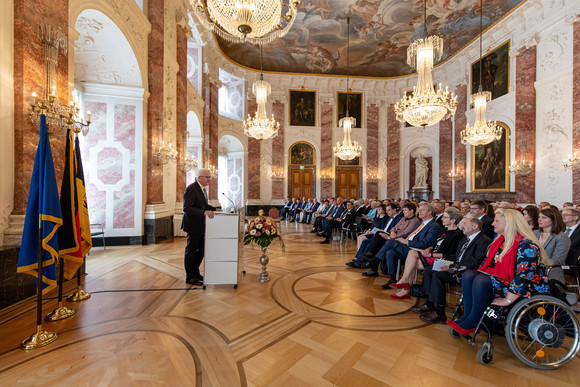 Ministerpräsident Winfried Kretschmann (l.) bei seiner Ansprache (Bild: Staatsministerium Baden-Württemberg)