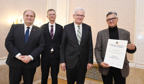 Handwerkerpreis – Johannes Abel am Objekt: Portal der ehemaligen Probstei (Bild: © Franziska Kraufmann / Deutsche Stiftung Denkmalschutz)