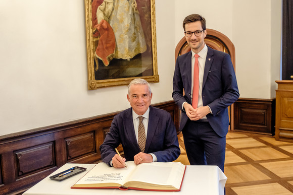 Der stellvertretende Ministerpräsident und Innenminister Thomas Strobl (links) beim Eintrag in das goldene Buch der Stadt Freiburg, daneben steht Freiburgs Oberbürgermeister Martin Horn (rechts).