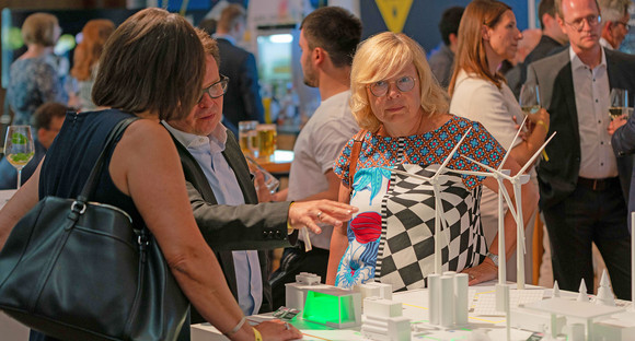 Besucher*innen der Stallwächterparty informieren sich am Stand der Firma Bosch.