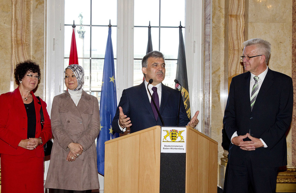 v.l.n.r.: Gerlinde Kretschmann, Hayrünnisa Gül,  der türkische Staatspräsident Abdullah Gül und Ministerpräsident Winfried Kretschmann