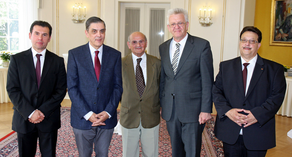 Ministerpräsident Winfried Kretschmann (2.v.r.) am 10. Mai 2012 in der Villa Reitzenstein in Stuttgart mit einer Delegation des Zentralrats Deutscher Sinti und Roma