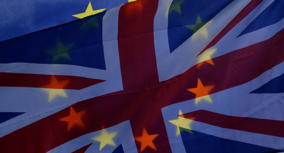 Ein Demonstrant vor den Houses of Parliament, dem Westminster-Palast, schwenkt eine EU-Flagge und eine britische Flagge. (Bild: © dpa)