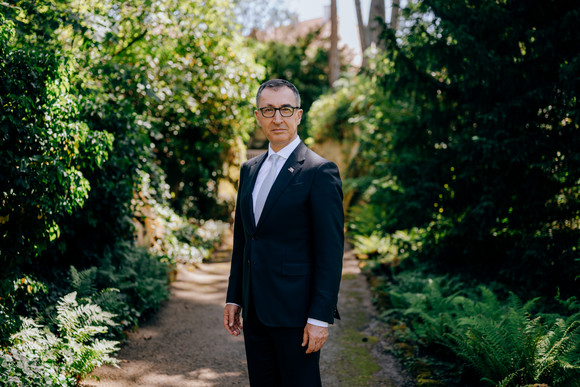 Portraitbild von Ministerpräsident Cem Özdemir, stehend im Park der Villa Reitzenstein.