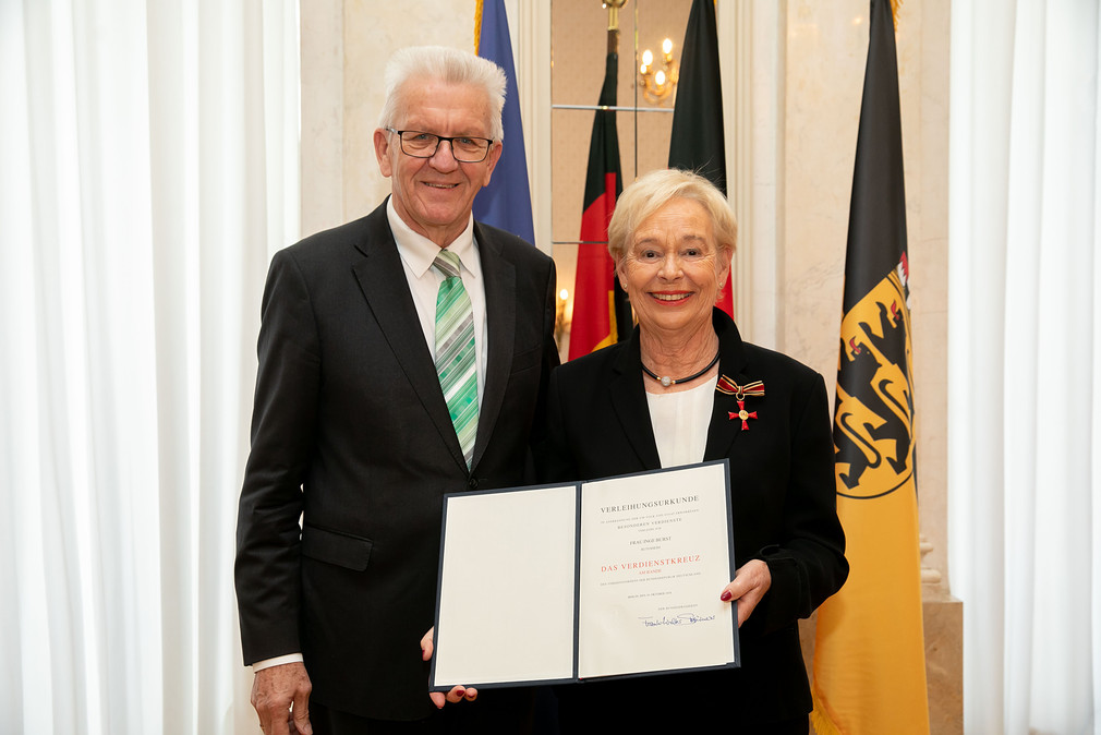 Ministerpräsident Winfried Kretschmann (l.) und Inge Burst (r.) (Bild: Staatsministerium Baden-Württemberg)
