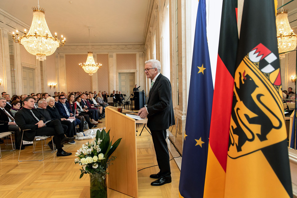 Ministerpräsident Winfried Kretschmann (r.) bei seiner Ansprache zu den Gästen  (Bild: Staatsministerium Baden-Württemberg)