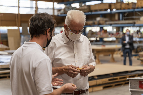 Ministerpräsident Winfried Kretschmann hat im Rahmen seiner Sommertour das Unternehmen Holzbau Ettwein in Villingen-Schwenningen besucht.