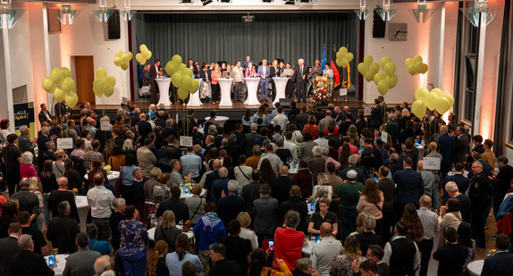 Blick in den Saal mit den Kabinettsmitgliedern auf der Bühne