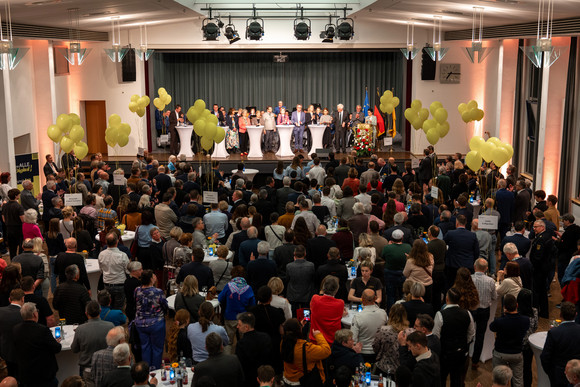 Blick in den Saal mit den Kabinettsmitgliedern auf der Bühne