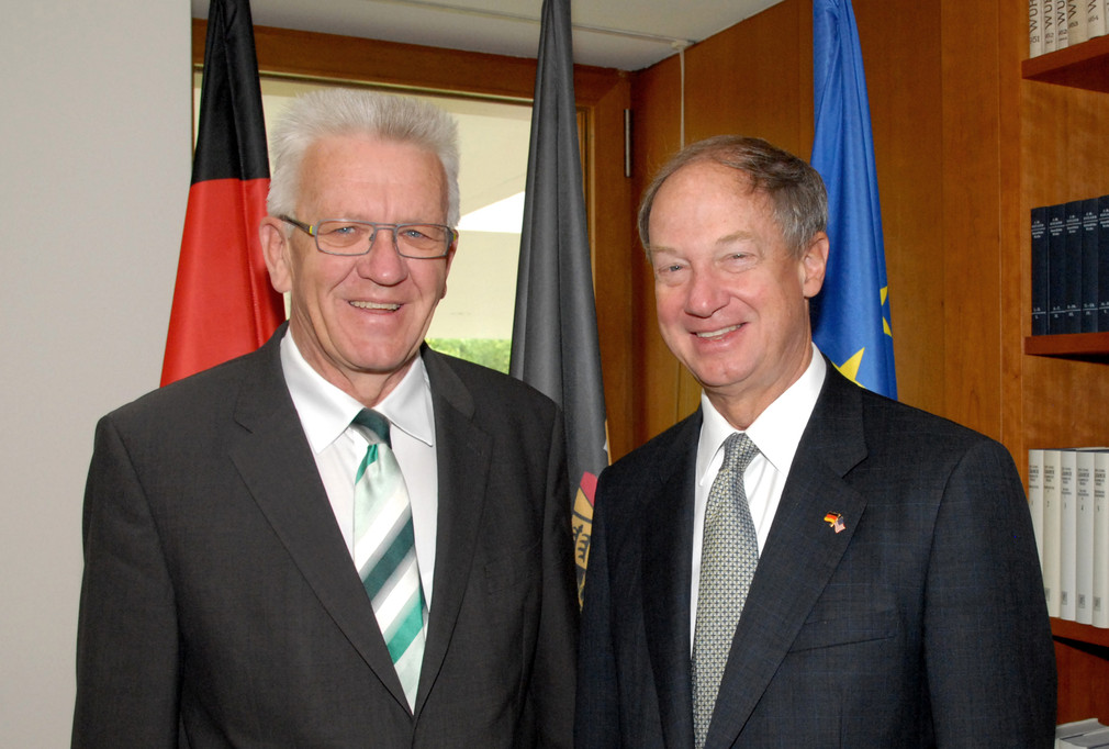 Ministerpräsident Winfried Kretschmann (l.) und US-Botschafter John B. Emerson (r.)