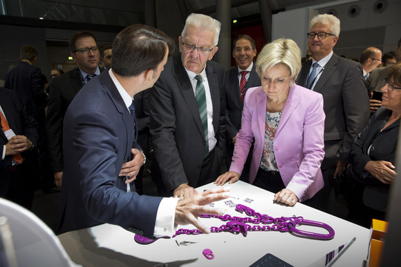 Ministerpräsident Winfried Kretschmann (M.) und Ministerin Nicole Hoffmeister-Kraut (r.)