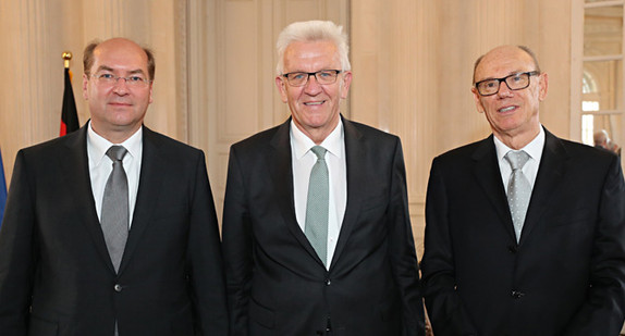 Malte Graßhof (l.), Ministerpräsident Winfried Kretschmann (M.) und Eberhard Stilz (r.) (Foto: © Staatsministerium Baden-Württemberg)