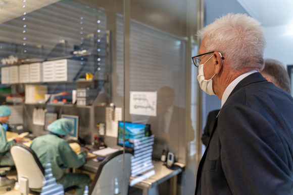 Ministerpräsident Winfried Kretschmann bei der Firma IDT Biologika in Dessau-Roßlau (Bild: Staatsministerium Baden-Württemberg)