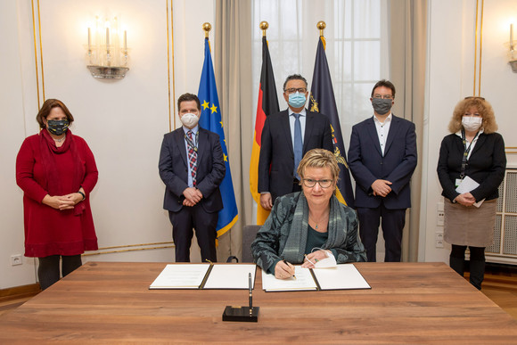 Jüdisches Leben Kooperation zu „1.700 Jahre jüdisches Leben in Deutschland“ Die Generalsekretärin des Vereins „321-2021: 1700 Jahre jüdisches Leben in Deutschland e. V.“, Sylvia Löhrmann (vorne, sitzend) unterzeichnet die Kooperationsvereinbarung, dahinter stehen (v.l.n.r.) Staatsministerin Theresa Schopper, der Geschäftsführer des Vereins „321-2021: 1700 Jahre jüdisches Leben in Deutschland e. V.“, Andrei Kovacs, der Vorsitzende der Israelitischen Religionsgemeinschaft Baden, Rami Suliman, der Beauftragte der Landesregierung gegen Antisemitismus, Dr. Michael Blume und die Vorsitzende der Israelitischen Religionsgemeinschaft Württemberg, Prof. Barbara Traub.