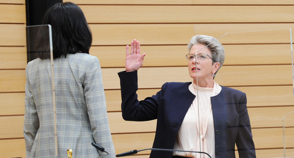 Vereidigung im Landtag von Baden-Württemberg: Landtagspräsidentin Muhterem Aras (l.) und Barbara Bosch (r.)