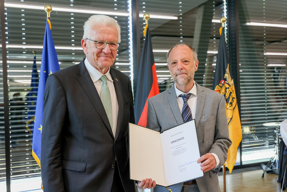 Ministerpräsident Winfried Kretschmann (links) und Günther Benz (rechts)