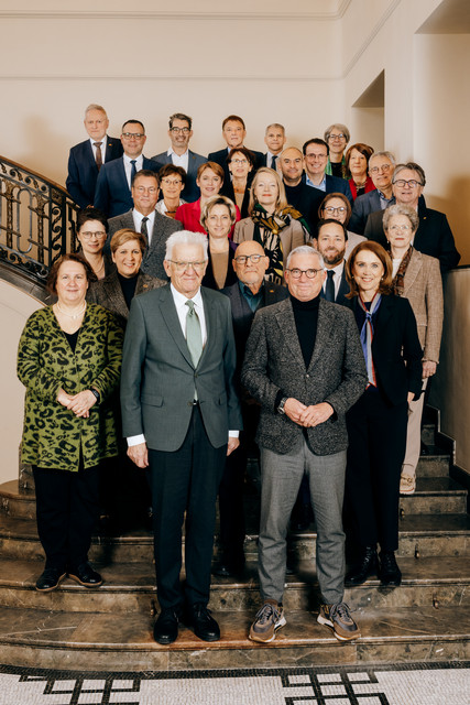 Gruppenbild des Kabinetts auf der Treppe in der Villa Reitzenstein in Stuttgart