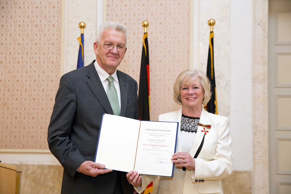 Ministerpräsident Winfried Kretschmann (l.) und Heide Schmid-Lorch (r.)