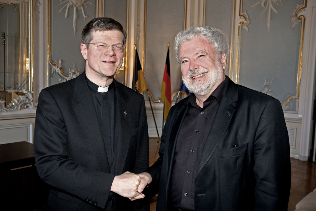 Der designierte Erzbischofs Stephan Burger (l.) und Staatssekretär Klaus-Peter Murawski (r.)
