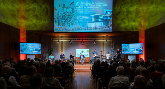 Blick in den Großen Saal auf die Bühne