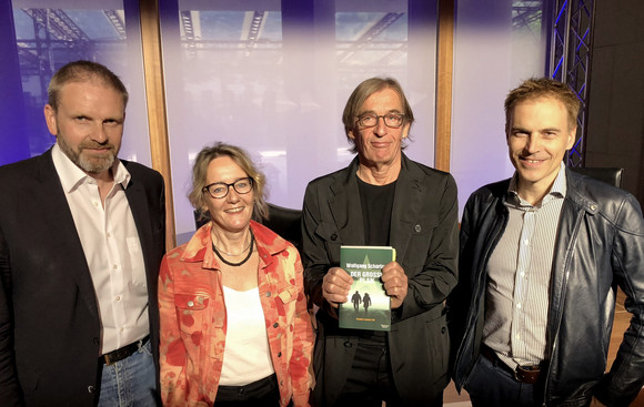 (L-R) Staatssekretär Volker Ratzmann - Bevollmächtigter des Landes Baden-Württemberg beim Bund, Barbara Gillmann - Handelsblatt, Autor Wolfang Schorlau, Dr. Gerhard Schick, MdB.