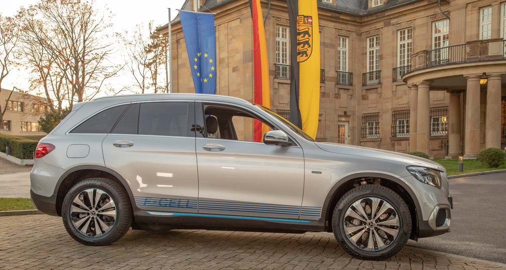 Das neue Dienstfahrzeug, ein Mercedes-Benz GLC F-CELL, steht vor der Villa Reitzenstein (Bild: Staatsministerium Baden-Württemberg)