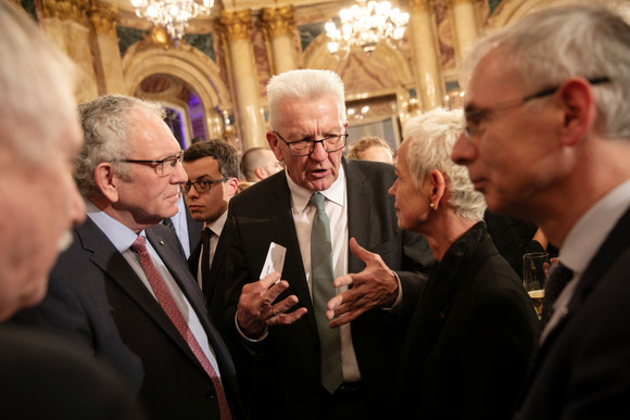 Ministerpräsident Winfried Kretschmann (M.) im Gespräch mit Gästen (Bild: Staatsministerium Baden-Württemberg)