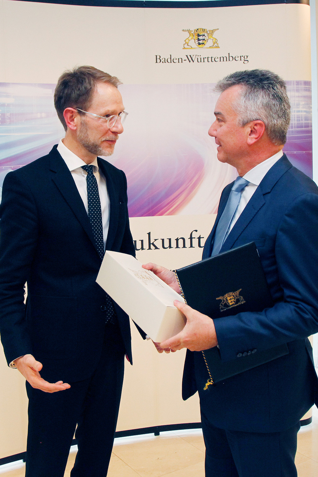 Staatssekretär Dr. Florian Stegmann (l.) übergibt das Positionspapier an Juraj Nociar (r.), den Kabinettchef des Vizepräsidenten der Europäischen Kommission, Maros Sefcovic. (Bild: © Alexander Louvet)
