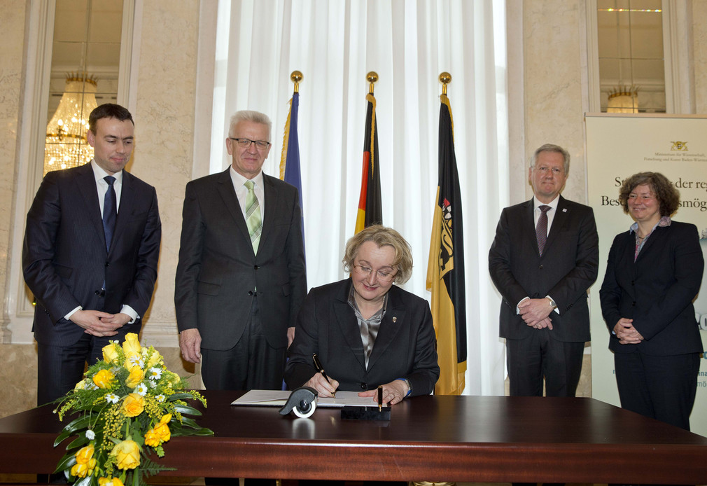 Wissenschaftsministerin Theresia Bauer unterzeichnet den Hochschulfinanzierungsvertrag „Perspektive 2020“.