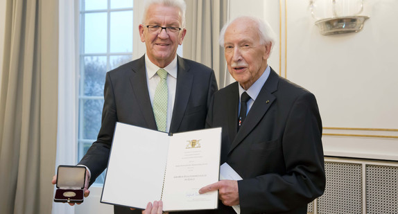 Ministerpräsident Winfried Kretschmann (l.) und Prof. Dr. Hermann Bausinger (r.)