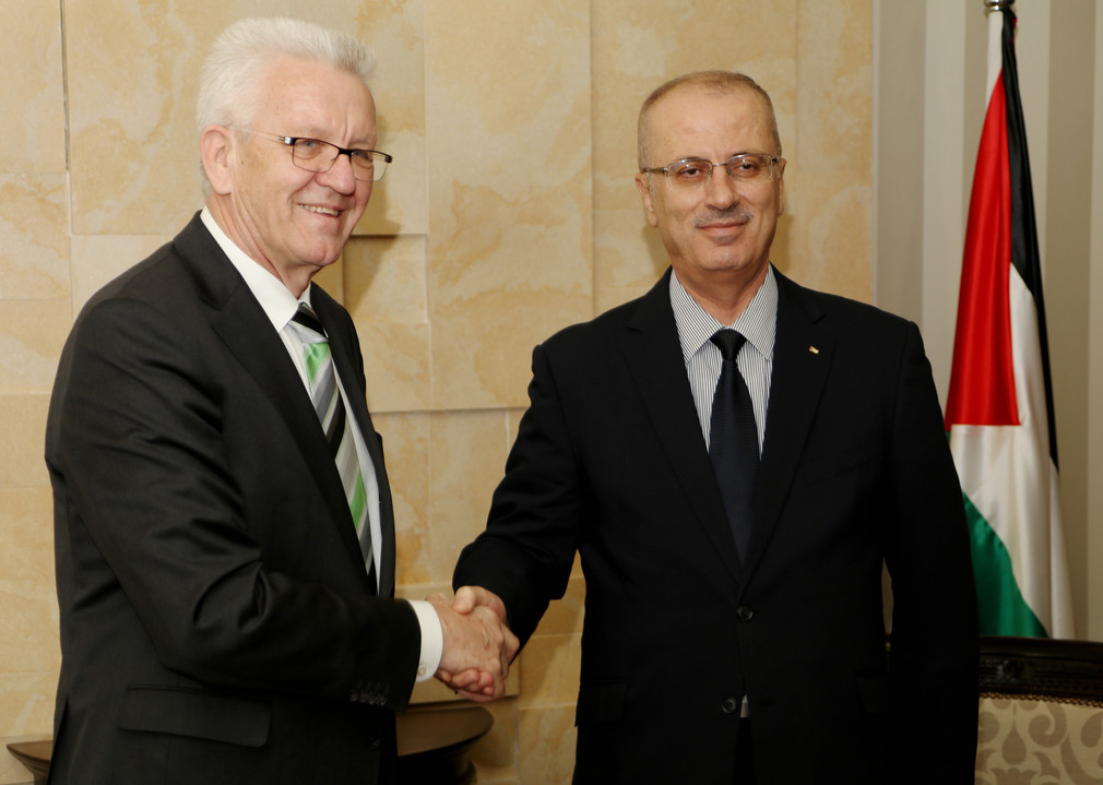 Ministerpräsident Winfried Kretschmann (l.) und der Premierminister des Staates Palästina und der Palästinensischen Autonomiegebiete, Rami Hamdallah (r.)