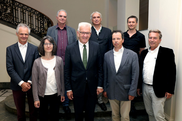 Ministerpräsident Winfried Kretschmann mit dem Vorstand der Anthroposophischen Gesellschaft Stuttgart; v.l.n.r.: Prof. Reinhold Fäth, Angelika Sandtmann, Michael Schmock, Ministerpräsident Winfried Kretschmann, Martin Schlüter, Julian Schily, Benjamin Kolass und Alexander Thiersch