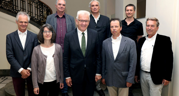 Ministerpräsident Winfried Kretschmann mit dem Vorstand der Anthroposophischen Gesellschaft Stuttgart; v.l.n.r.: Prof. Reinhold Fäth, Angelika Sandtmann, Michael Schmock, Ministerpräsident Winfried Kretschmann, Martin Schlüter, Julian Schily, Benjamin Kolass und Alexander Thiersch