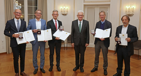 von links nach rechts: Prof. Dr. med. Christian Wunder, Stefan Brockmann , Prof. Dr. Winfried Kern, Ministerpräsident Winfried Kretschmann, Prof. Dr. med. Hans-Georg Kräußlich und Prof. Dr. med. Martin Eichner