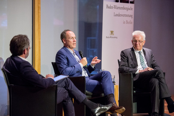 (L-R) Moderator Stephan Detjen, Deutschlandfunk; Autor Christoph Keese; Ministerpräsident Winfried Kretschmann