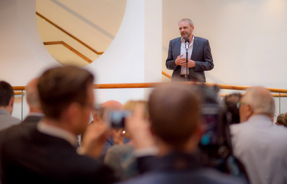 Staatssekretär Volker Ratzmann begrüßt die Gäste