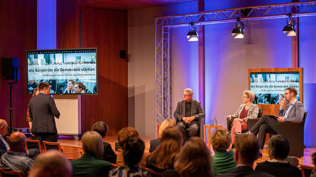 Diskussion mit dem Publikum. Auf der Bühne (v.l.n.r.): Prof. Dr. Frank Brettschneider, Staatsrätin Barbara Bosch und Moderator Jacob Birkenhäger 