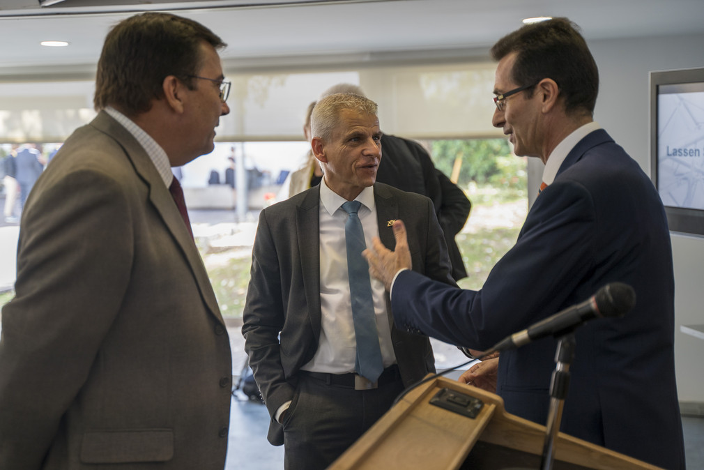 Wirtschafts-Staatssekretär Dr. Patrick Rapp (Mitte) im Gespräch mit Vertretern der spanischen Delegation in Sevilla.