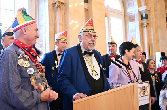 Der Bezirksvorsitzende Mittelbaden im Präsidium der Vereinigung Badisch-Pfälzischer Karnevalvereine, Thomas G. Schwaab (Mitte), bei seiner Ansprache